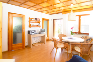 Wohn- und Esszimmer · Ferienhäuschen am Kapitänshaus im Ostseebad Wustrow auf dem Fischland Darss Zingst